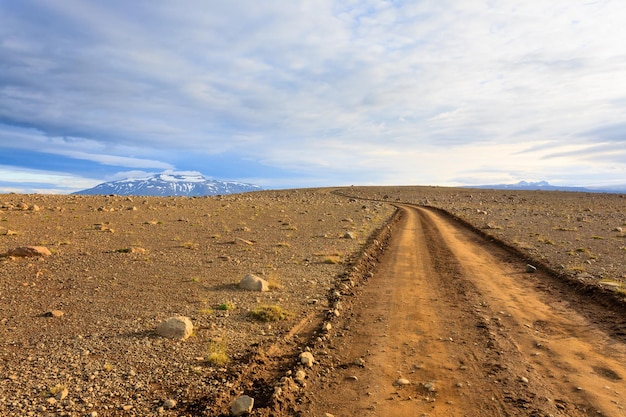 Foto strada sterrata dalla zona di hvitarvatn, paesaggio dell'islanda. strada in vista prospettica.