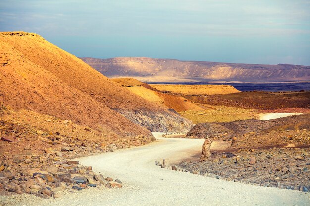 이스라엘 네게브 사막 Makhtesh Ramon Crater의 비포장 도로