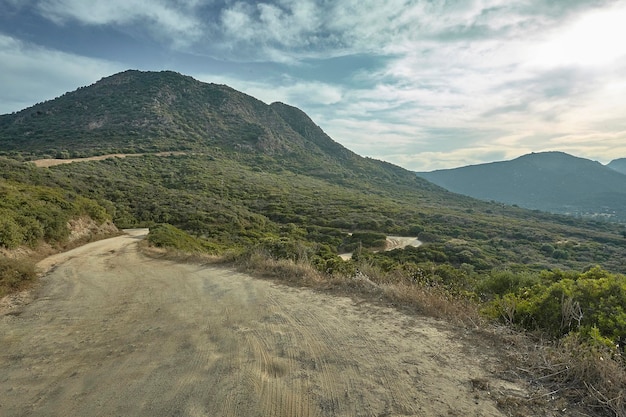 La strada sterrata in mezzo alle colline mediterranee