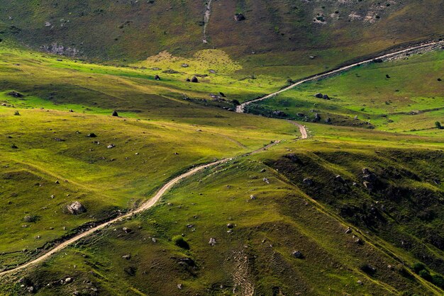 Strada sterrata su un pendio di montagna