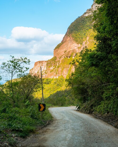 山を通過する未舗装の道路