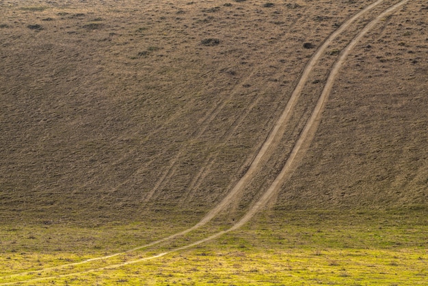 Foto strada sterrata su un ripido fianco di una montagna