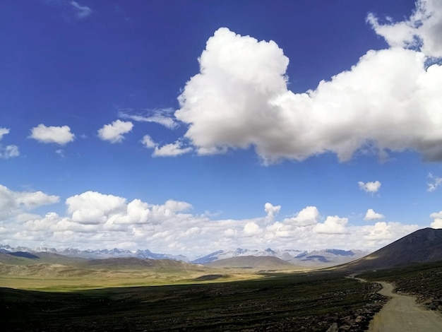 Photo dirt road with mountains in the background