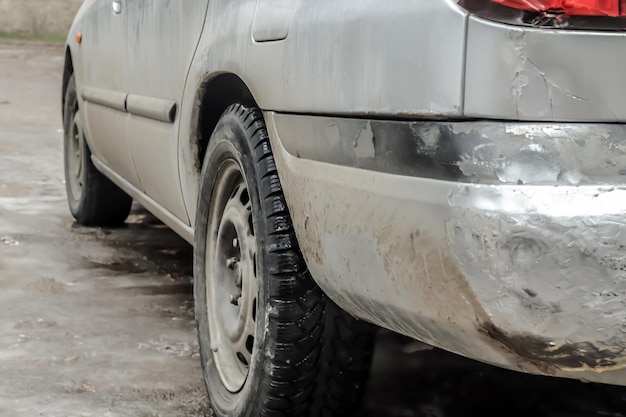 秋のクローズ アップで汚れた車