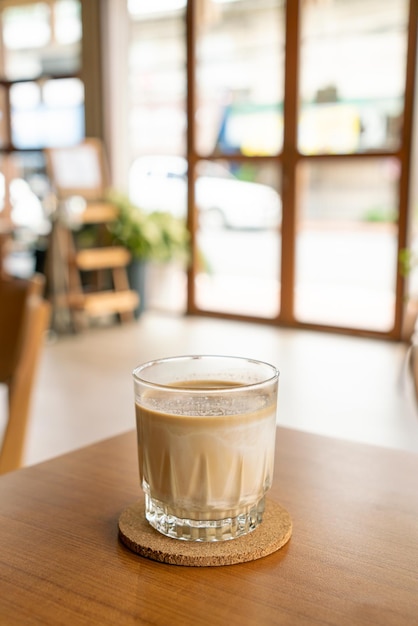 コーヒーショップの汚れたコーヒーグラス