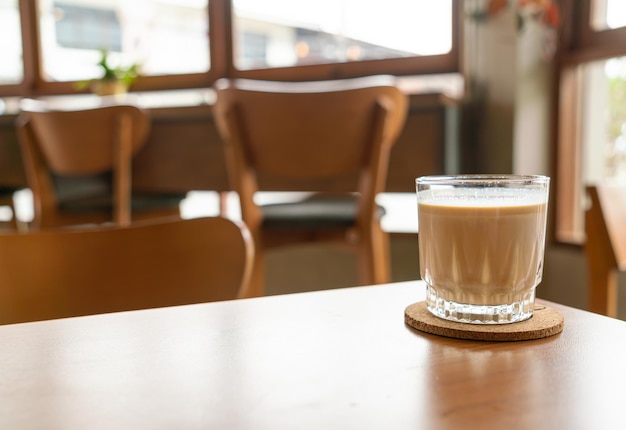 コーヒーショップカフェのテーブルの上の汚れたコーヒーガラス