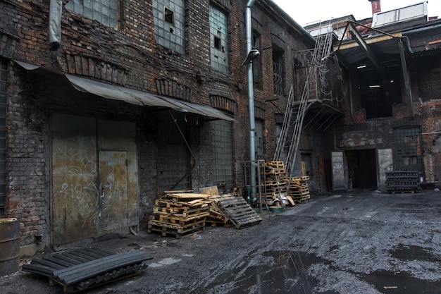 Photo dirty courtyard of the old factory