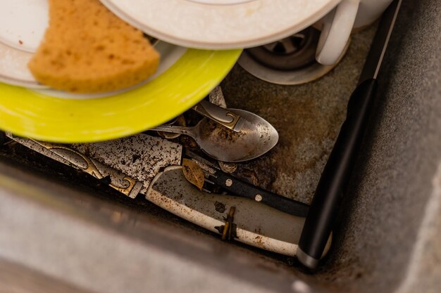 写真 台所の汚れた皿が配管の高品質の写真を襲う