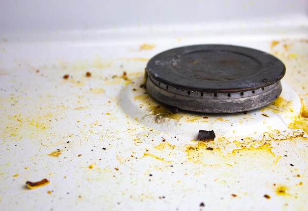 Грязная газовая плита Поверхность грязной кухонной плиты