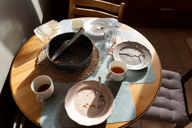 Photo dirty home concept with dishes on table