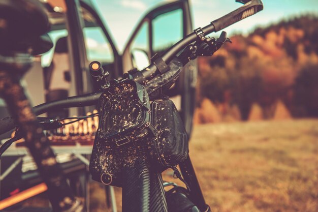 Photo dirty mountain bike and rv camper van