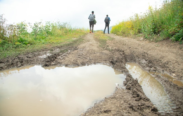 Strada sporca in campagna tracce di pneumatici