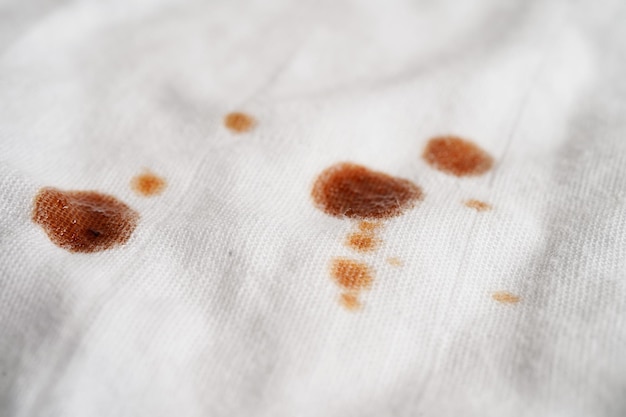 Грязное пятно от соуса на ткани для стирки с концепцией очистки стирального порошка по дому