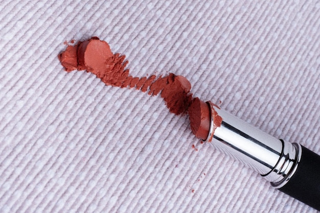 소파에 있는 립스틱의 더러운 얼룩 청소 개념을 위한 일상 생활의 더러운 얼룩