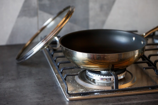 Загрязненная стальная газовая поверхность для приготовления пищи после использования поваром