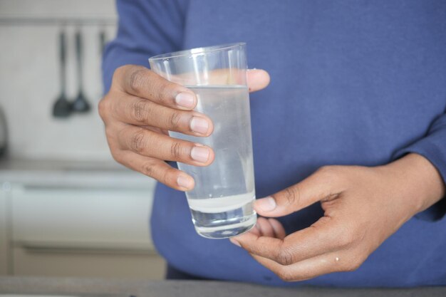 ガラスの蛇口の蛇口から注ぐ汚れた水