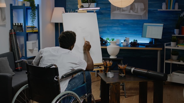 Photo disabled african american man working on drawing of vase