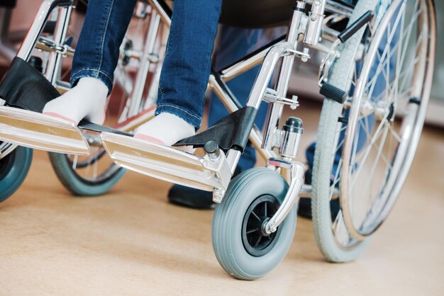 Foto bambino disabile su una sedia a rotelle