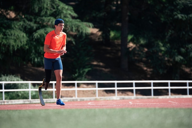 Allenamento di atleta uomo disabile con protesi di gamba. concetto di sport disabili