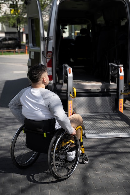 휠체어 측면 보기에서 장애인 남자