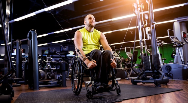 재활 센터의 체육관에서 장애인 남자 훈련