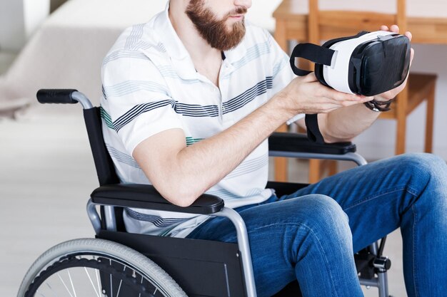 Foto uomo disabile con occhiali vr