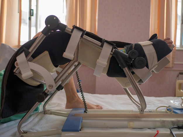 写真 病院のベッドに横たわっている障害者