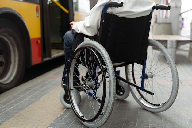 Photo disabled person travelling in the city