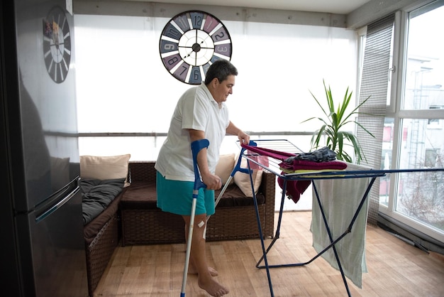 Foto una persona disabile fa il bucato