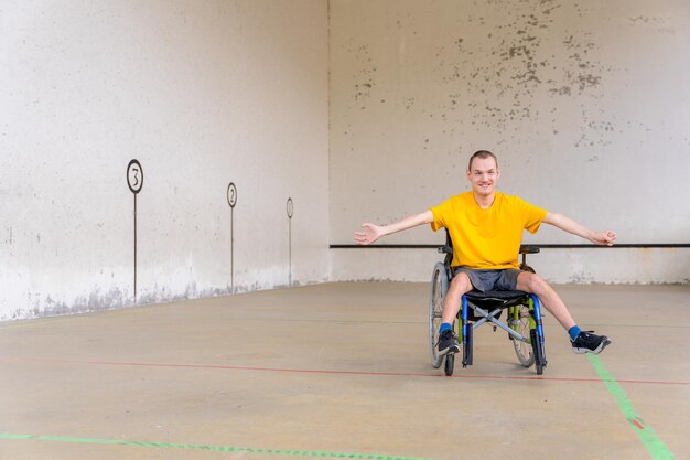 Photo a disabled person in a wheelchair at a basque pelota game fronton smiling and having fun