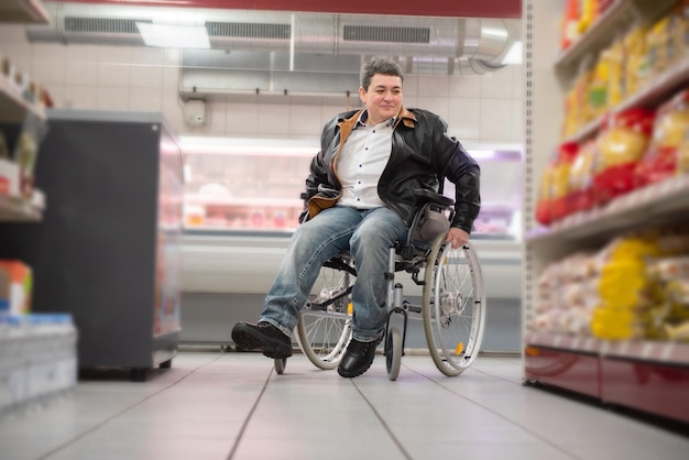 Foto una persona disabile in sedia a rotelle fa la spesa