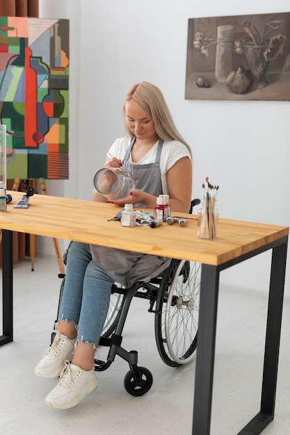 Photo disabled person in wheelchair painting