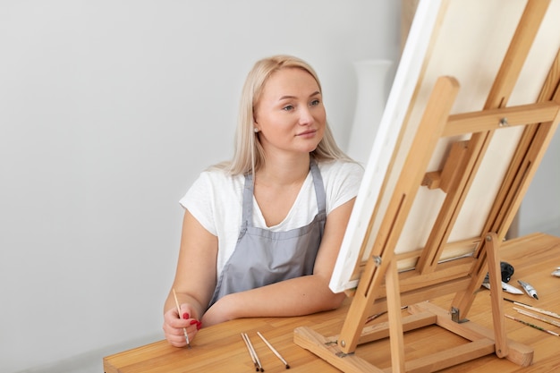 Photo disabled person in wheelchair painting