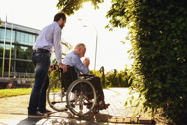 Инвалид в инвалидной коляске. Родные счастливы вместе.