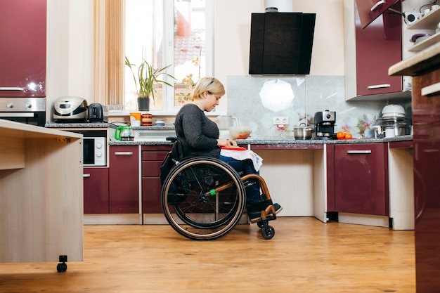 Donna disabile che produce insalata in cucina