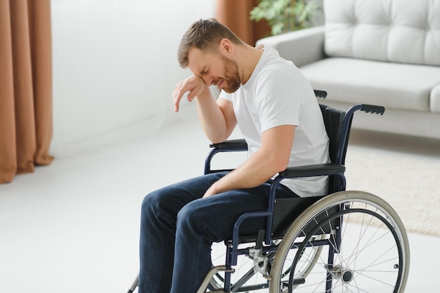 Foto giovane disabile che soffre a casa