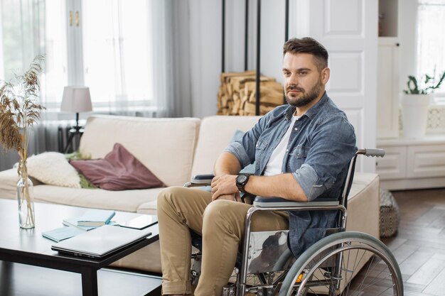 Giovane disabile in sedia a rotelle a casa accogliente