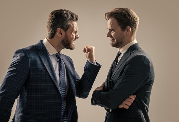 Несогласные мужчины-партнеры или коллеги оспаривают агрессивность и злость во время конфликта