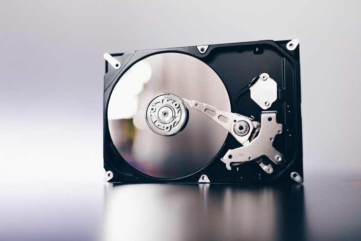 컴퓨터에서 하드 드라이브를 분해하고 미러 효과가있는 hdd. 미러 효과로 컴퓨터 하드 디스크에서 하드 드라이브를 열었습니다. 컴퓨터 pc, 노트북의 일부