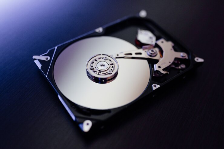 컴퓨터에서 하드 드라이브를 분해하고 미러 효과가있는 hdd. 미러 효과로 컴퓨터 하드 디스크에서 하드 드라이브를 열었습니다. 컴퓨터 pc, 노트북의 일부