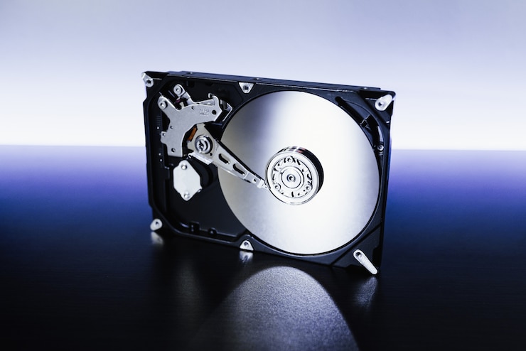 컴퓨터에서 하드 드라이브를 분해하고 미러 효과가있는 hdd. 미러 효과로 컴퓨터 하드 디스크에서 하드 드라이브를 열었습니다. 컴퓨터 pc, 노트북의 일부