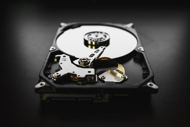 コンピュータからハードドライブを分解、ミラー効果付きのHDD。コンピューターpc、ラップトップの一部