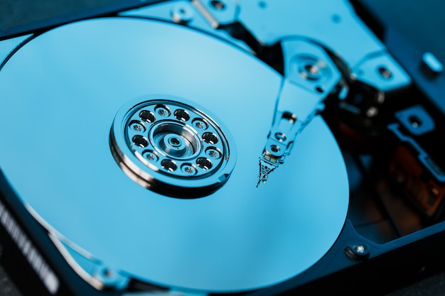 写真 コンピューターから取り外したハードドライブ、ミラー効果のあるhdd