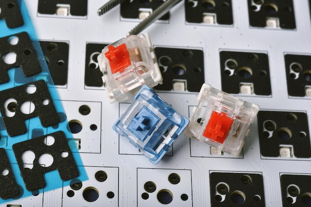 分解メカニカルキーボードタイピングサウンドを調整するためのPCBスイッチパッドステッカー付きの変更されたカスタムキーボード