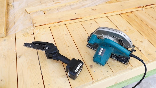 Disc and chain power tools it is convenient to work with wooden materials