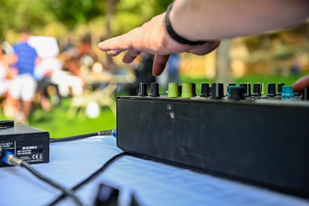 Disc jockey mixen van muziek op de tafel van de digitale controller van een geluidssysteem