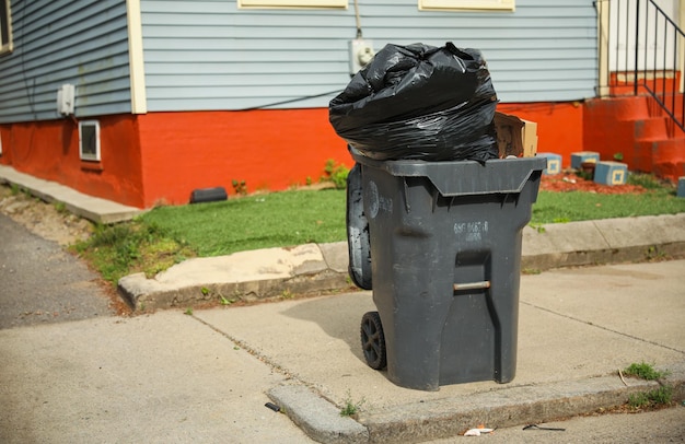 Фото Выбрасывание отходов в сочетании с чистотой мусорное ведро символизирует ответственность, гигиену и чистоту.