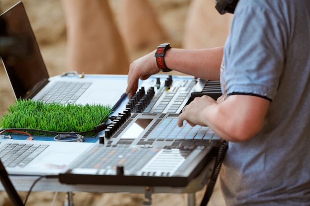 Discjockeys spelen muziek en remixen op de midi-controller van de drummachine. Professionele DJ's spelen beatsampler met drumpads en samples. Deejays maken beats op productiecontroller met drukknop