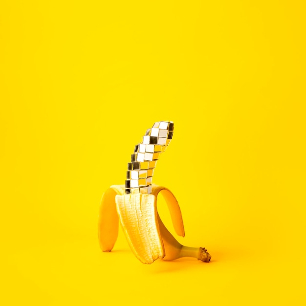 Disco bananenontwerp Abstract creatief concept op geel