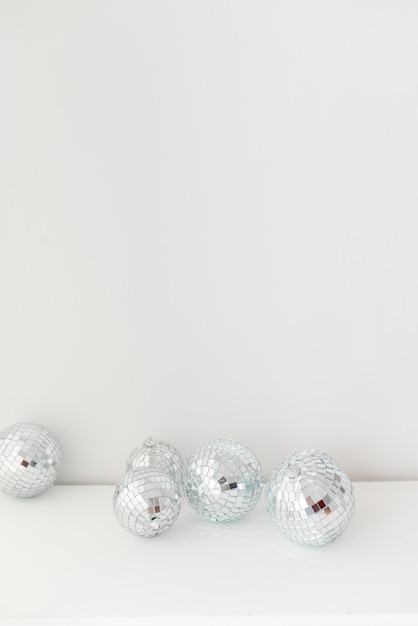 写真 インテリアのディスコミラーボール白い背景のミラーディスコボール